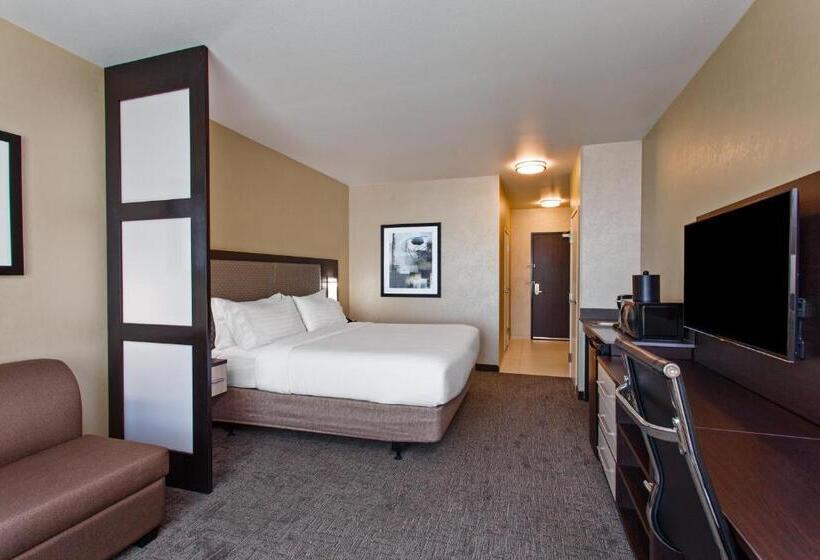 מיטת קינג בסוויטה, Holiday Inn Express & Suites Anaheim Resort Area, An Ihg