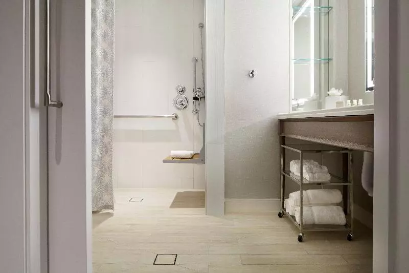 身障者適用キングサイズベッドルーム, Indigo Atlanta Downtown, An Ihg