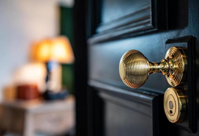 غرفة قياسية, The Bear