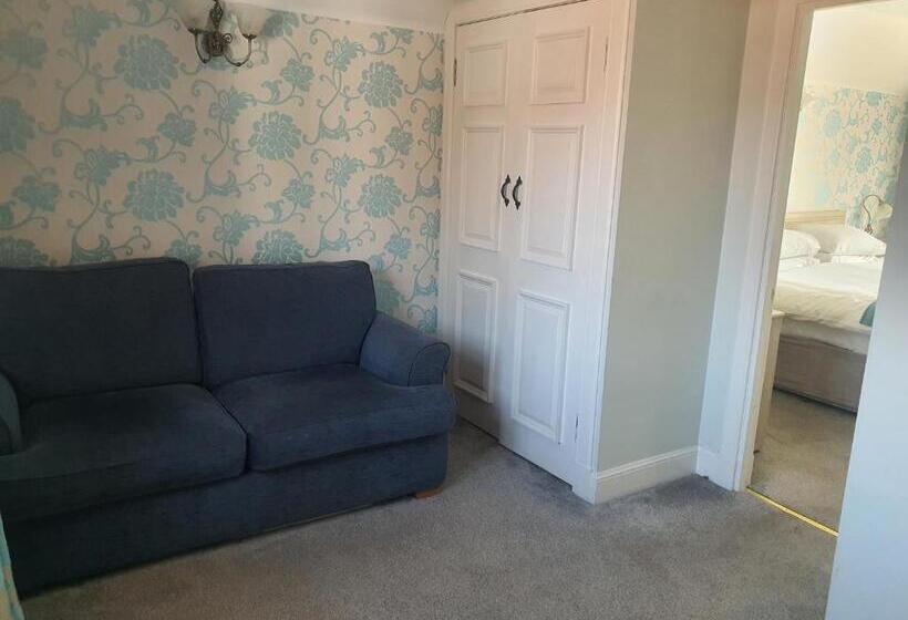 غرفة قياسية ثلاثية, The Border