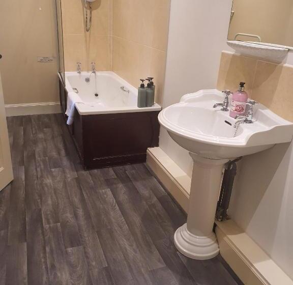 غرفة قياسية مطلة على الجبل, The Border