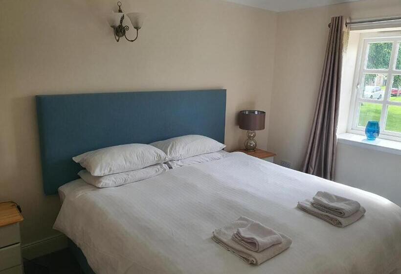 شقة غرفة واحدة, The Border