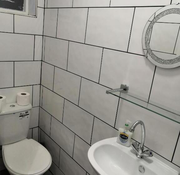 غرفة قياسية ثلاثية, Cavendish House