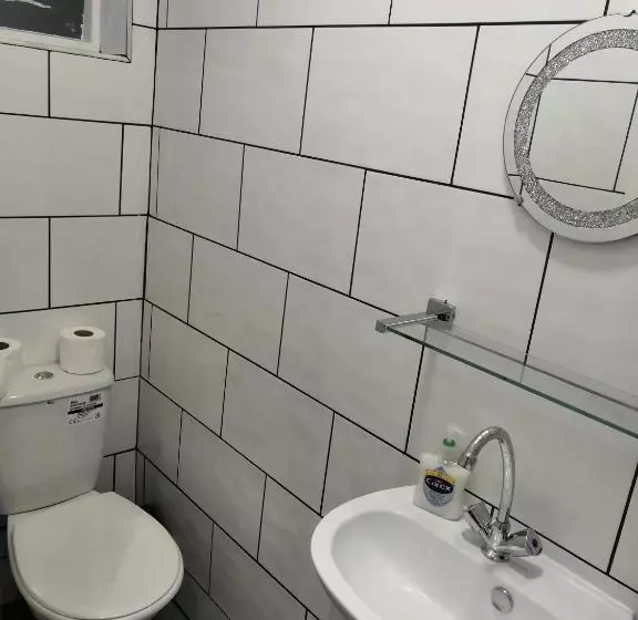 Standard Kolmen Hengen Huone, Cavendish House