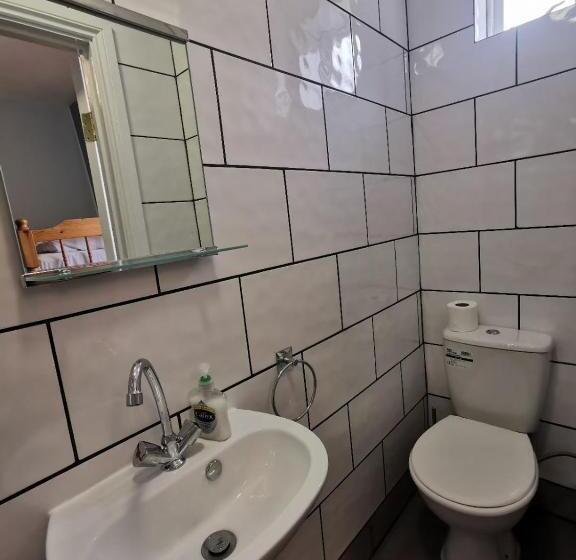 غرفة عائلية, Cavendish House