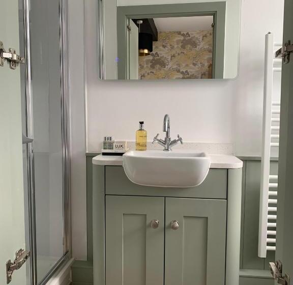 家庭间, Waverley B & B