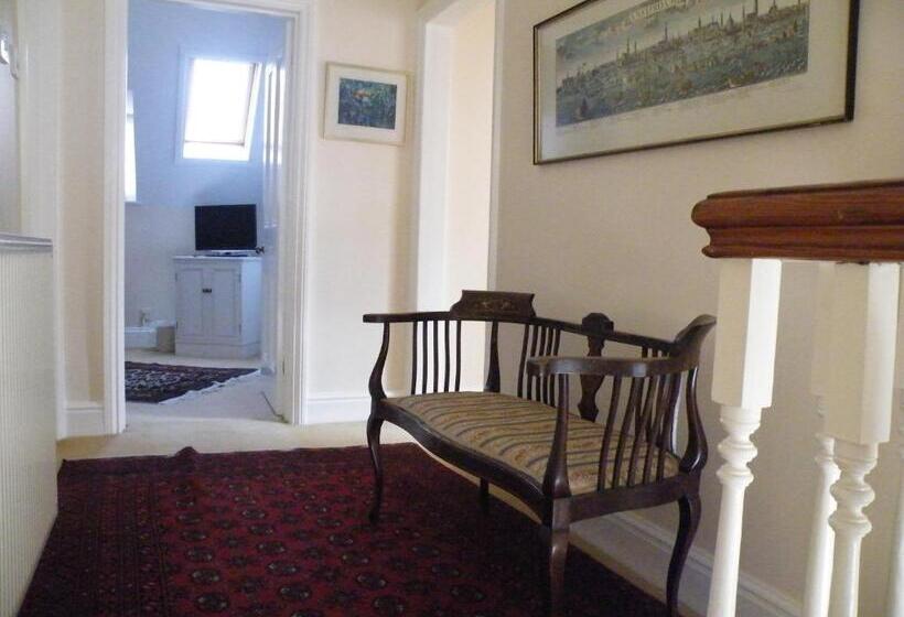 סוויטה, Broadlands Gate