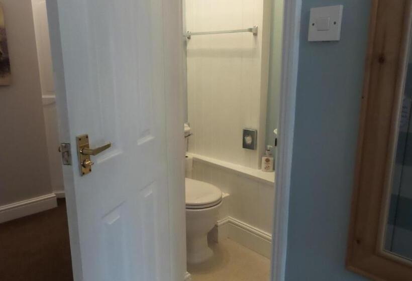 Номер Стандарт, Hooray Henrys