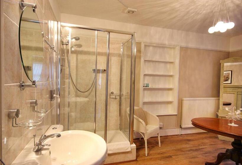 Стандартный Номер Нижний Этаж, Hooray Henrys