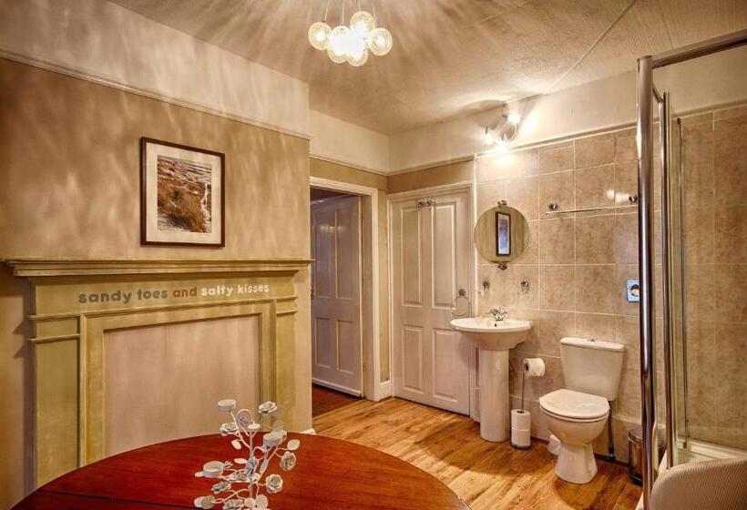 Стандартный Номер Нижний Этаж, Hooray Henrys