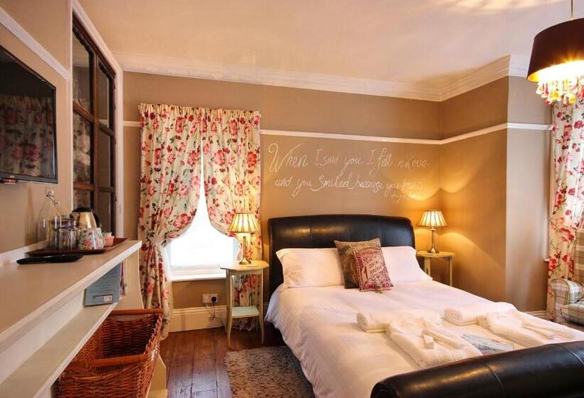 Стандартный Номер Нижний Этаж, Hooray Henrys