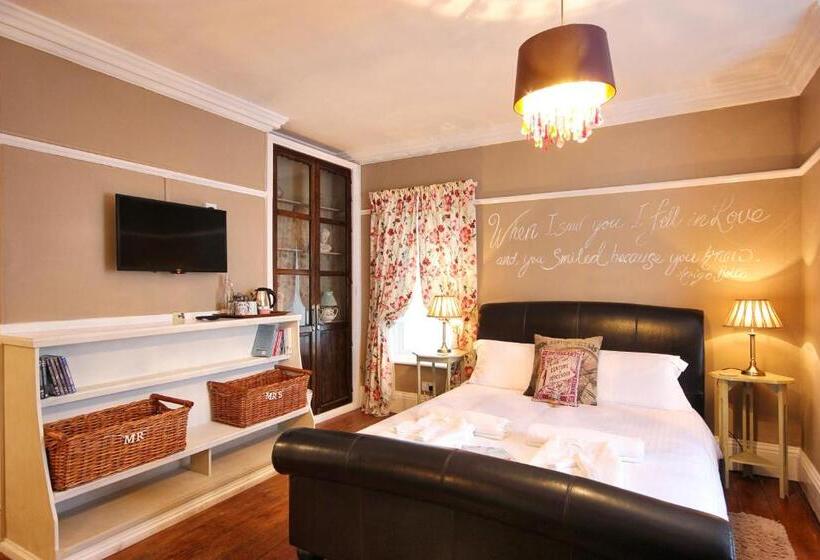 Стандартный Номер Нижний Этаж, Hooray Henrys