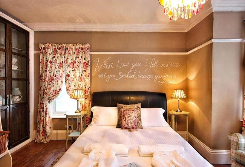 Стандартный Номер Нижний Этаж, Hooray Henrys