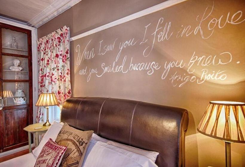 Стандартный Номер Нижний Этаж, Hooray Henrys