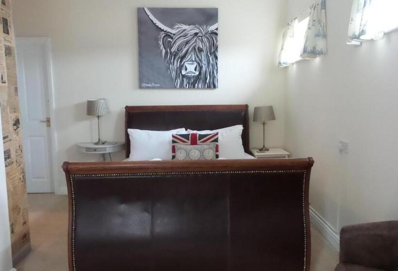 Номер Стандарт, Hooray Henrys