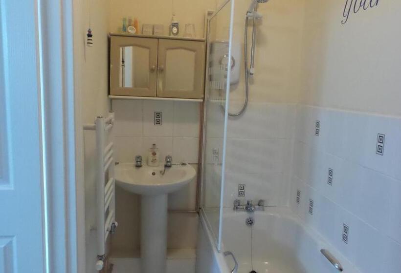 Номер Стандарт, Hooray Henrys