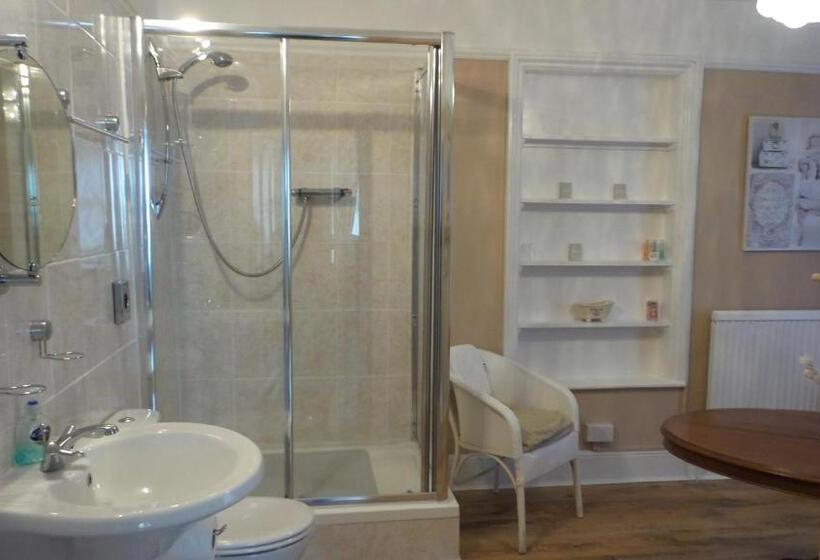 Стандартный Номер Нижний Этаж, Hooray Henrys