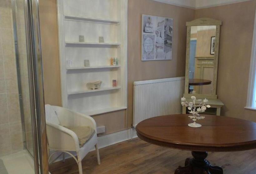 Номер Стандарт, Hooray Henrys