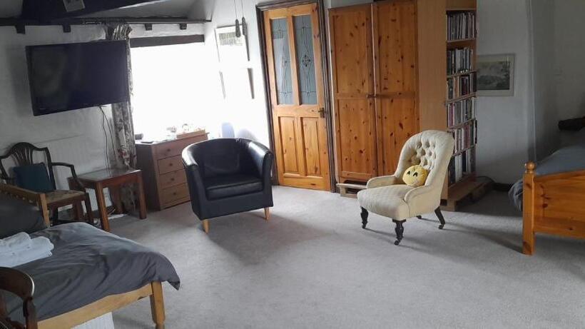 패밀리 룸, The Old Court House Guest House