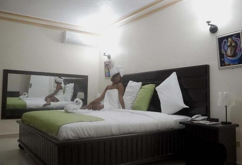 سوییت, La Pepiniere