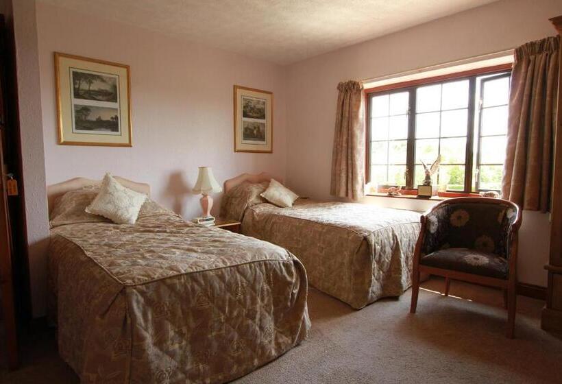 اتاق سوپریور با چشم‌انداز باغ, Pointers Guest House