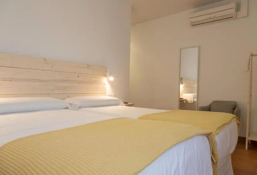 Standard Room, 3 Arcs