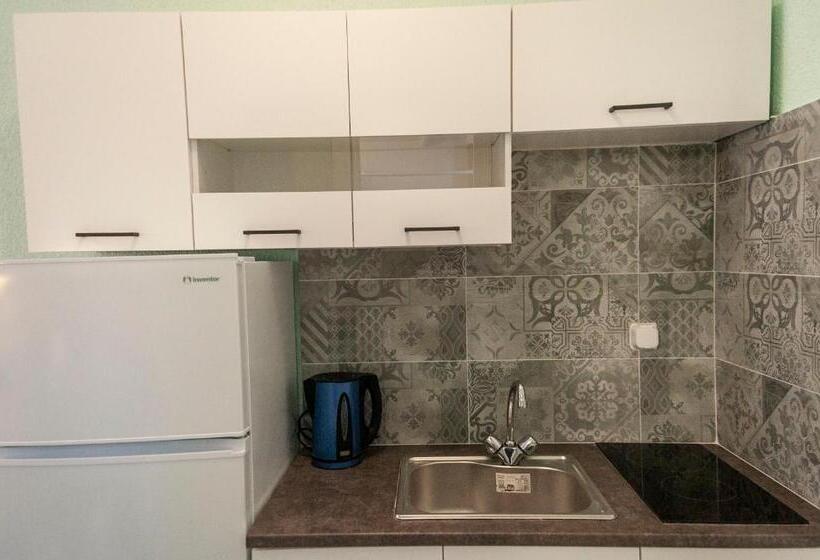 استودیوی استاندارد با چشم‌انداز دریا, Alpha Studios