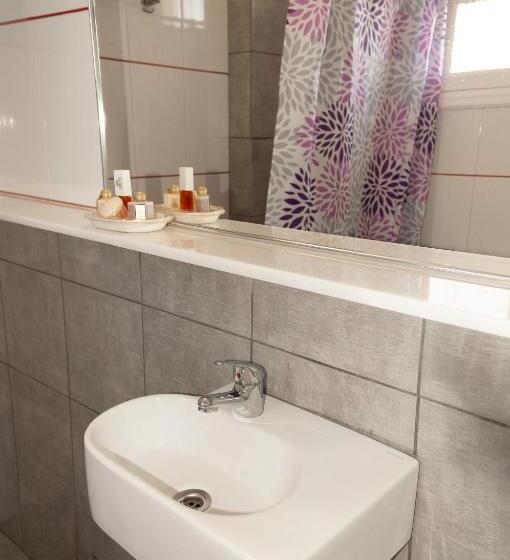 استودیوی استاندارد با چشم‌انداز دریا, Alpha Studios