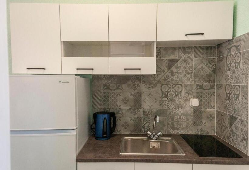 اتاق لوکس با چشم‌انداز دریا, Alpha Studios