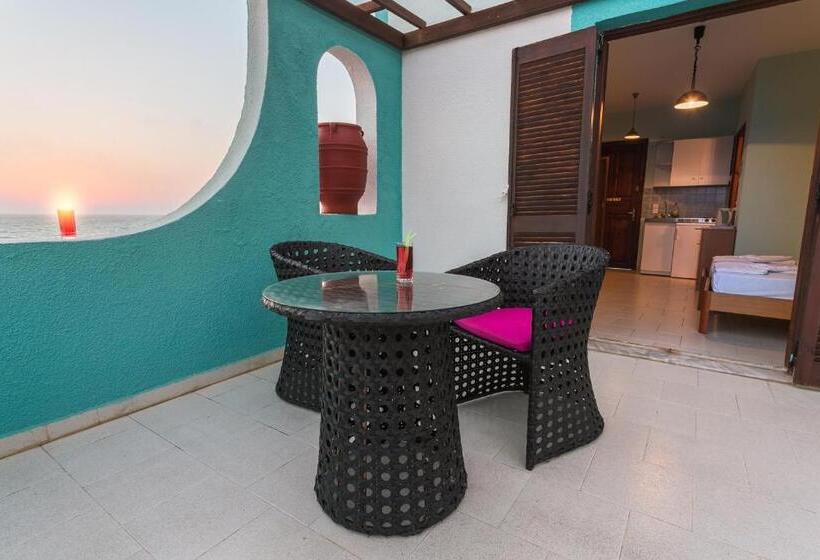 اتاق لوکس با چشم‌انداز دریا, Alpha Studios