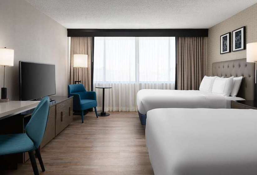 带特大床的标准间, Doubletree By Hilton Asheville Downtown