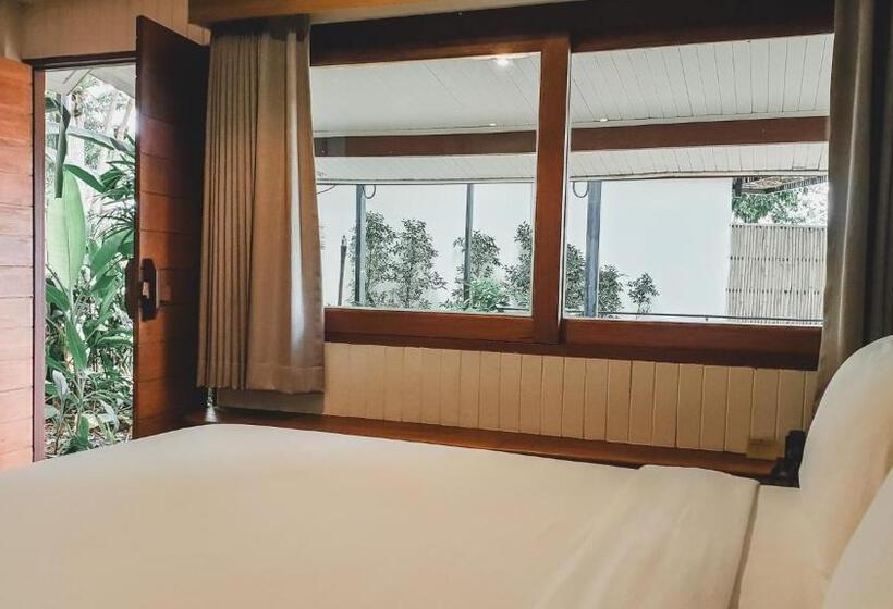 بنجلو قياسى مطلّ علي الحديقة, The Cliff Lipe