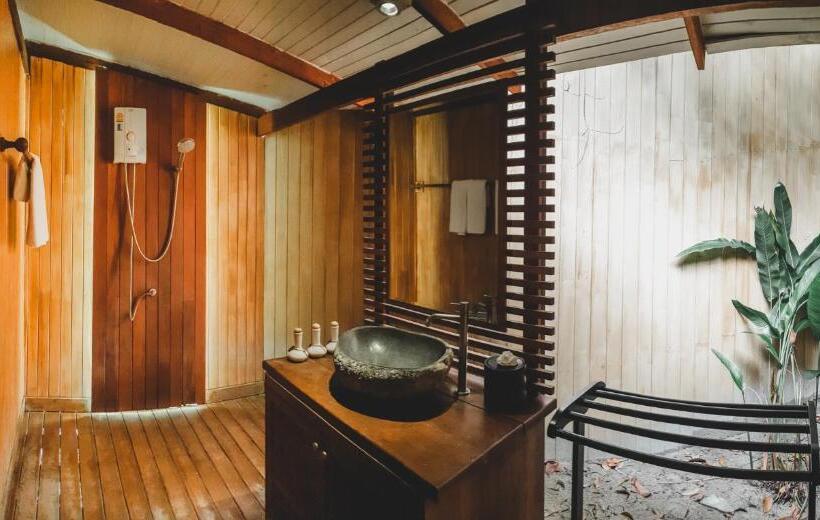 بنجلو قياسى مطلّ علي الحديقة, The Cliff Lipe