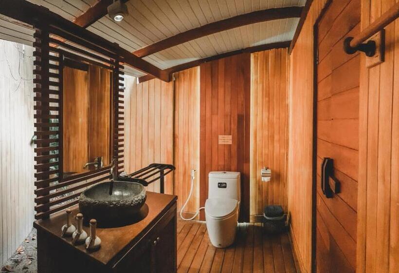 بنجلو قياسى مطلّ علي الحديقة, The Cliff Lipe