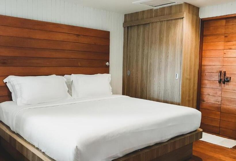 بنجلو قياسى مطلّ علي الحديقة, The Cliff Lipe