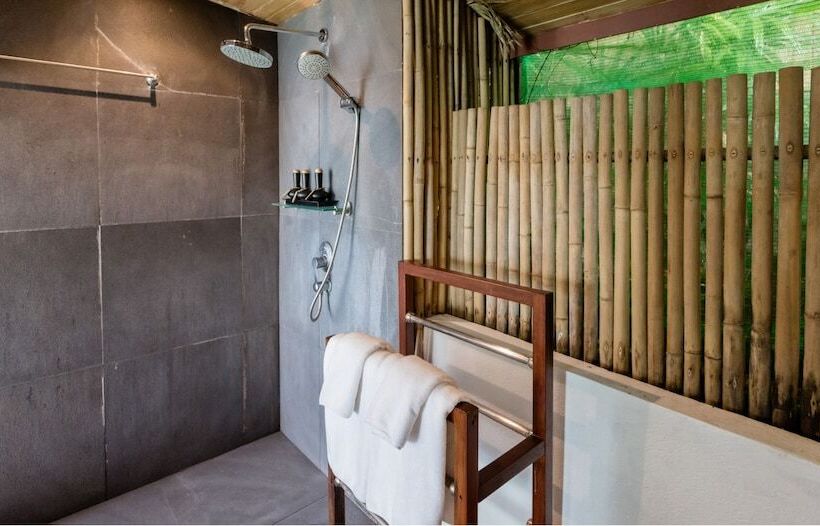 فيلا غرفة نوم واحدة مطلّة علي البحر, The Cliff Lipe