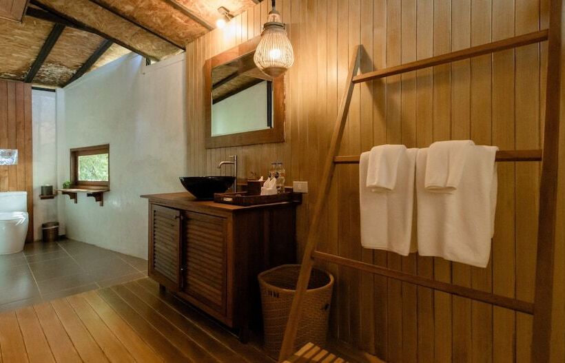 جناح عائلي غرفتين نوم, The Cliff Lipe