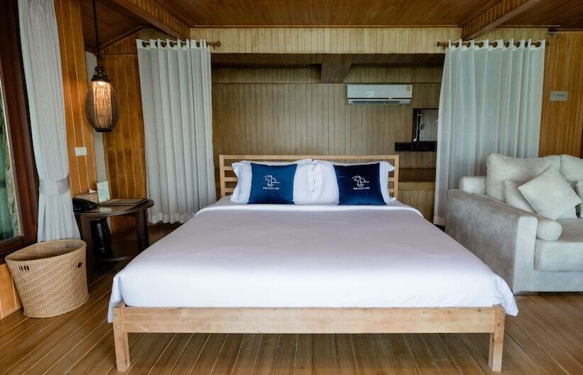 جناح عائلي غرفتين نوم, The Cliff Lipe