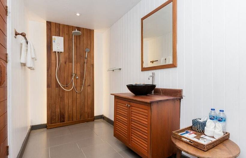 غرفة قياسية مزوَّدة بجاكوزي مطلة على البحر, The Cliff Lipe