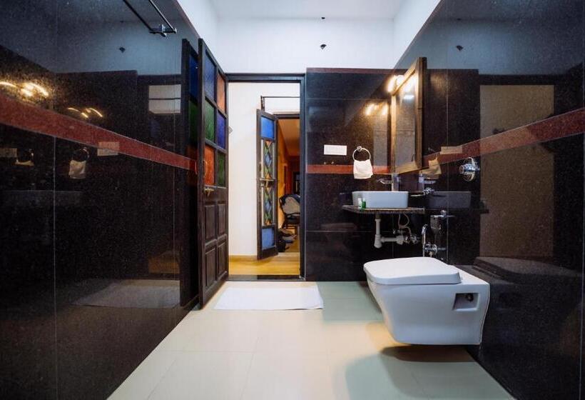 スタンダードルーム, The Golden House