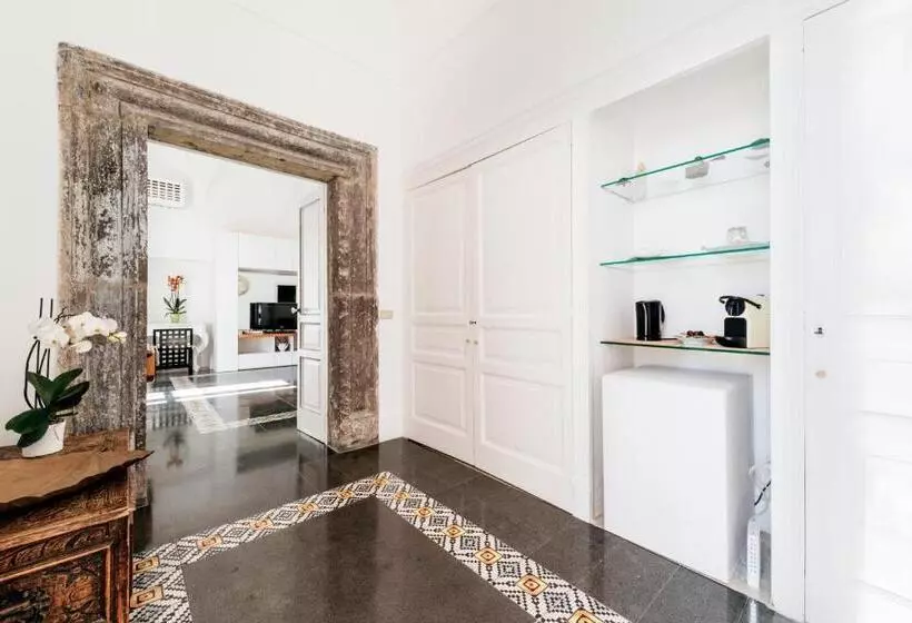 اتاق لوکس با چشم‌انداز دریا, Villa Magia