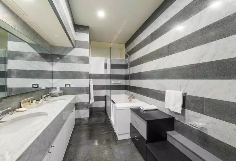 اتاق لوکس با چشم‌انداز دریا, Villa Magia