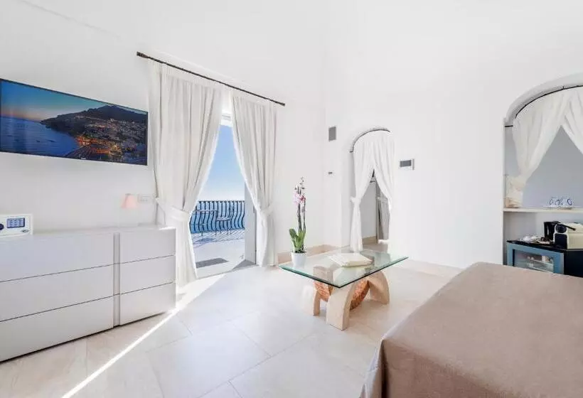 سوییت با چشم‌انداز دریا, Villa Magia