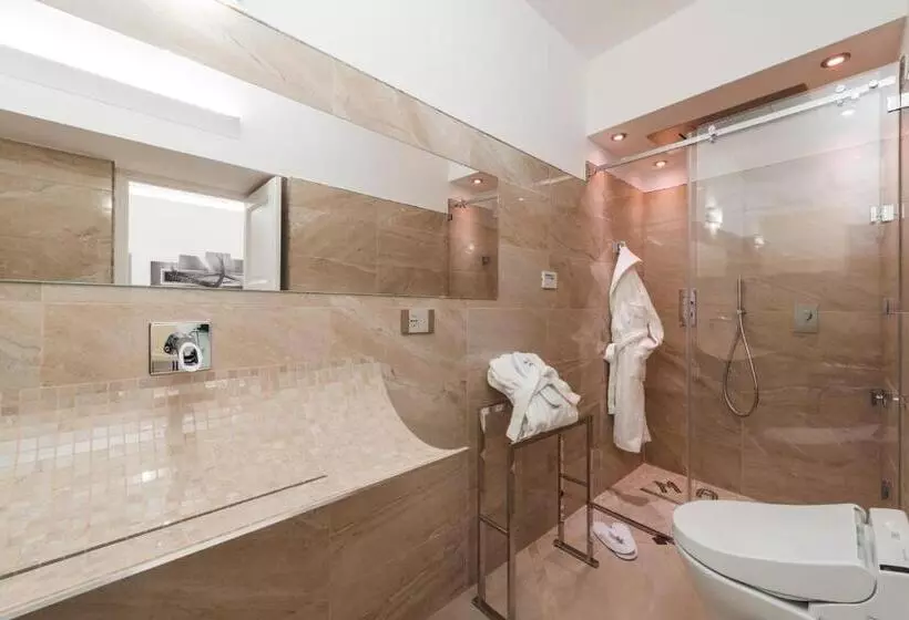 سوییت سوپریور با چشم‌انداز دریا, Villa Magia