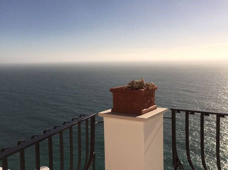 سوییت با چشم‌انداز دریا, Villa Magia