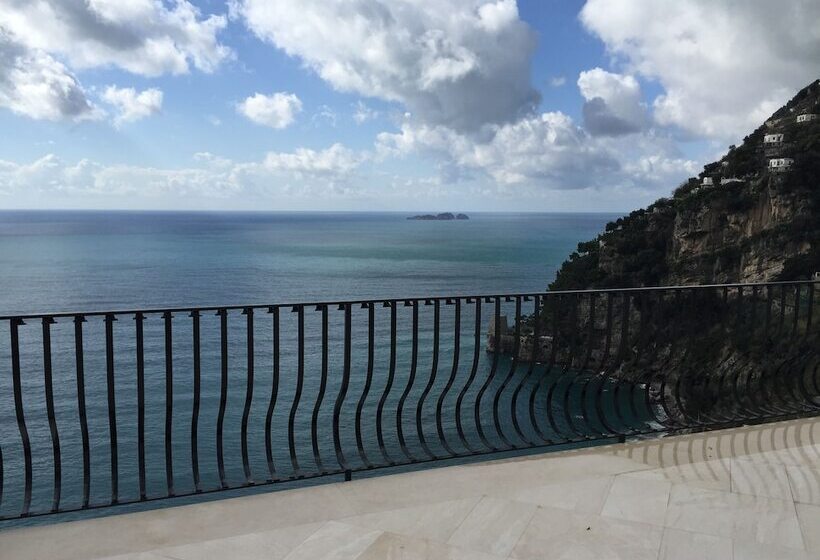 سوییت با چشم‌انداز دریا, Villa Magia