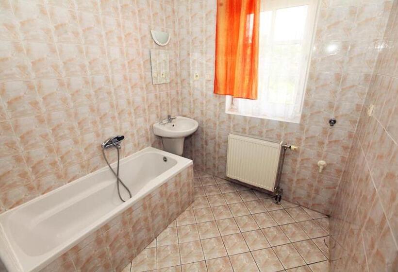 家庭间, Penzion Krasula