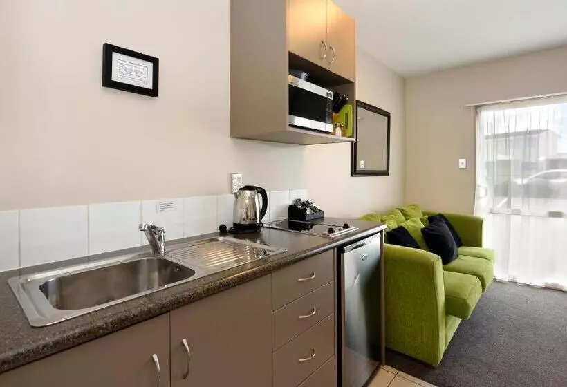 سوئیت با وان آب گرم, 171 On High Motel