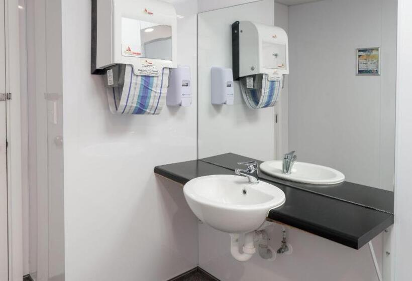 标准单人间, Trek Global Backpackers