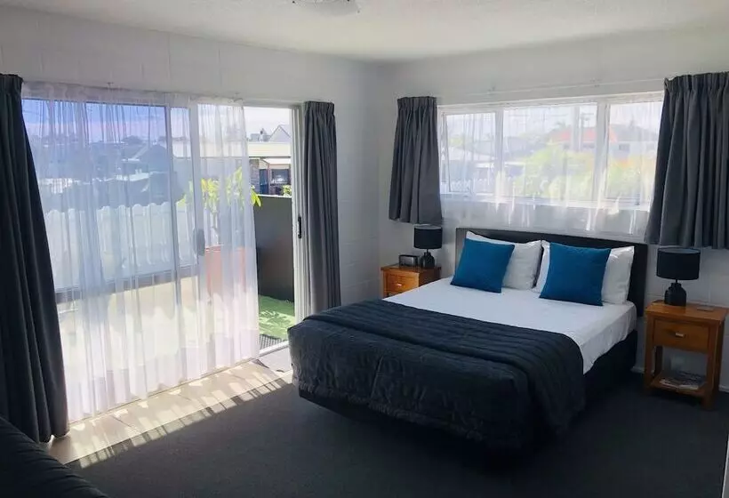 استودیوی استاندارد, Blue Haven Motel